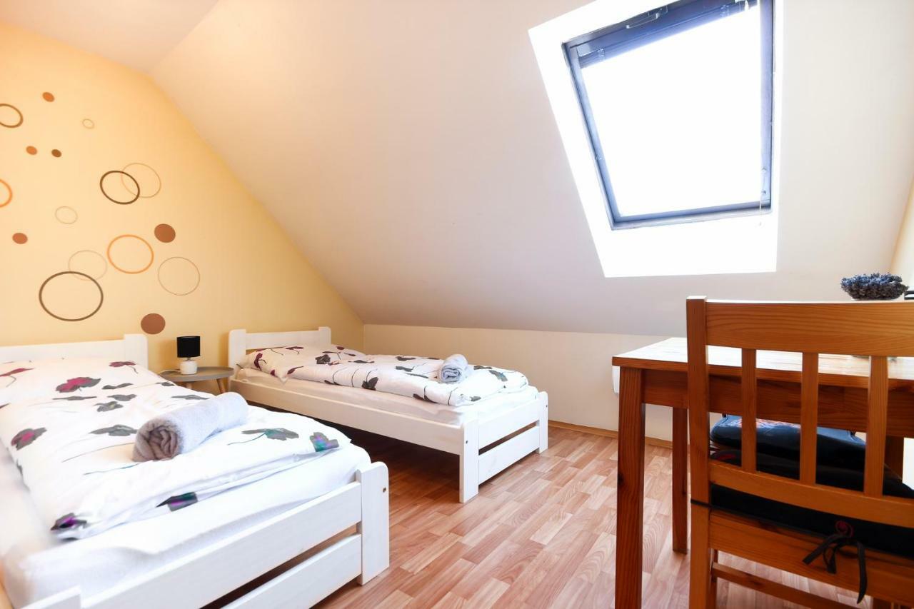 Penzion Bazen Vino Sklep U Palecku Zaječí Exteriör bild
